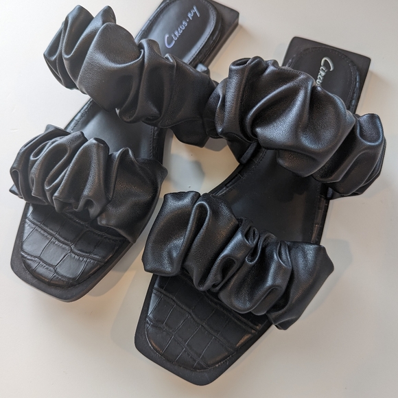 Circus by Sam Edelman Iggy Black Ruched Ruffled Sandals - Picture 2 of 6